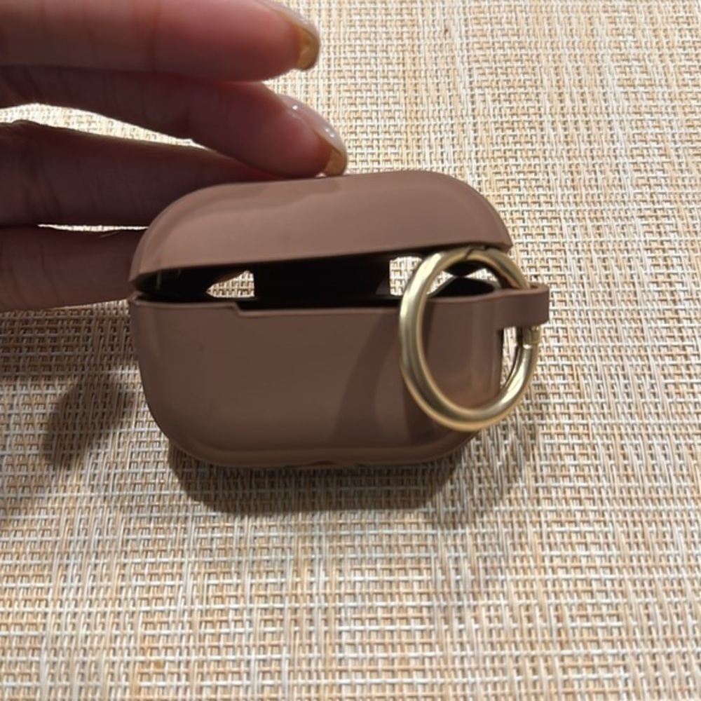 Brown‎ 🤎 | Airpods Pro 3 Case With gold  key chain NWOT